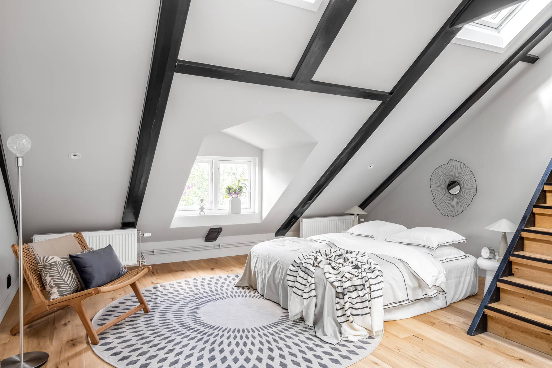Helstyling av vindsvåning i Stockholm – modernt sovrum stylat av certifierad homestylist